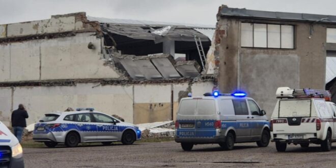 Zawalenie stropu w bazie PKS. Trzy osoby pod gruzami, dwie nie żyją.